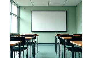 Φωτεινή τάξη με τακτοποιημένα θρανία και πίνακες, δίνοντας έμφαση σε ένα καθαρό και ασφαλές περιβάλλον μάθησης.