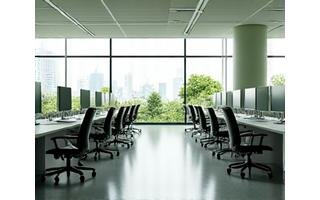 Φωτεινό, μοντέρνο γραφείο με γραφεία και υπολογιστές, υποδηλώνοντας ένα καθαρό και παραγωγικό εργασιακό περιβάλλον.