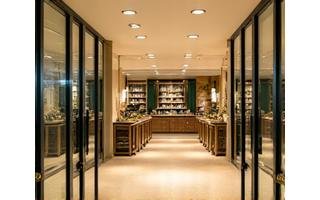 Γραφική είσοδος σε ένα μοντέρνο εστιατόριο ή κατάστημα, με καθαρά πατώματα και αστραφτερές επιφάνειες, αναδεικνύοντας ένα φιλόξενο και υγιεινό περιβάλλον.